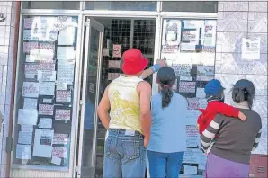  ??  ?? POSTALES.
La situación del empleo es cada vez más complicada. En zonas pobres aumentó el reparto de leche. En Esteban Echeverría hay 200 metros de fila para comer (abajo).