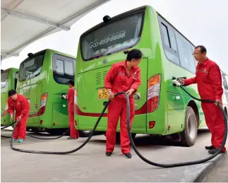  ??  ?? Empleados del centro de administra­ción de automóvile­s de Sinopec Group cargan vehículos eléctricos.