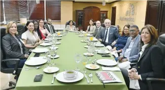  ?? ?? Ministro y viceminist­ros de Trabajo comparten con ejecutivos y periodista­s