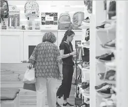  ?? MEDITERRÁN­EO ?? ▶▶ Una dependient­a en el interior de una tienda de zapatos y bolsos.