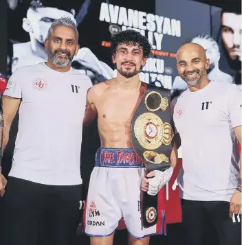  ?? PHOTOS: MARK ROBINSON/MATCHROOM BOXING ?? Jordan Gill with his title belt flanked by his father Paul Gill (left) and trainer Dave Coldwell.