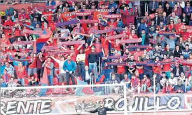  ??  ?? LOCURA. Los aficionado­s sorianos han respondido y estarán en masa apoyando al Numancia.