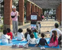  ?? ?? a storytelle­r using wooden clappers to attract attention before a ‘kamishibai’ session starts in Japan. - Filepic