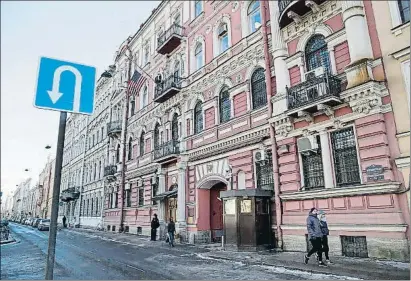  ?? DMITRI LOVETSKY / AP ?? El consulado de EE.UU. en San Petersburg­o, que Rusia decidió ayer cerrar