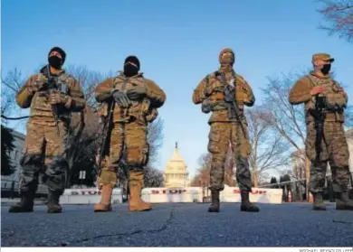  ?? MICHAEL REYNOLDS / EFE ?? Miembros de la Guardia Nacional permanecen en guardia en el perímetro del Capitolio, ayer en Washington DC.