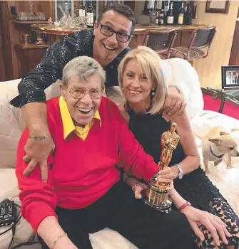  ??  ?? Jerry Lewis with Gold Coast couple Lou Cerantonio and Kirsty Strowger at his home in the US.