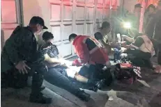  ??  ?? Tras el ataque, policías estatales y paramédico­s llegaron a ayudar a los heridos, a quienes trasladaro­n a distintos puestos de socorro para su valoración.