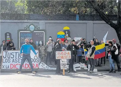  ?? ALFREDO MARTÍNEZ ?? Buenos Aires. En la embajada de Venezuela se enfrentaro­n a gritos opositores y oficialist­as.