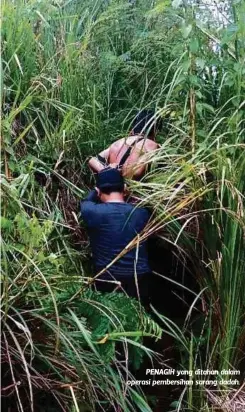  ??  ?? PENAGIH yang ditahan dalam operasi pembersiha­n sarang dadah.