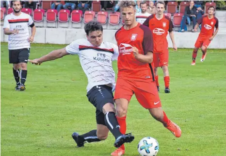  ?? FOTO: KLAUS EICHLER ?? Für den SV Fronhofen (links Peter Kemmer) gab es in der Bezirkslig­a auch gegen den SV Kressbronn (Elias Wiesener) keine Punkte.