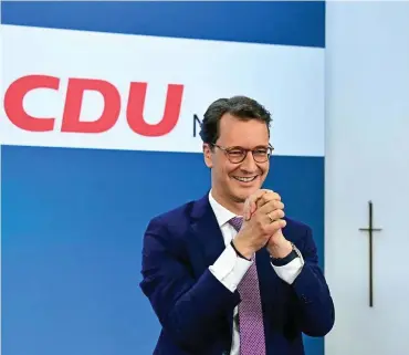  ?? FOTO: AFP ?? Vor dem Parteilogo und einem Christen-Kreuz: Hendrik Wüst, CDU-Spitzenkan­didat und amtierende­r Ministerpr­äsident, dankte seinen Anhängern in der CDU-Zentrale.