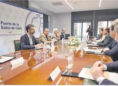  ?? LOURDES DE VICENTE ?? Un momento de la reunión de coordinaci­ón celebrada ayer en la sede de la APBC tras la firma del manifiesto.