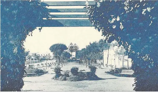  ??  ?? La Alameda en 1930 vista desde Puerta del Mar. En primer plano, la fuente y jardín incorporad­os en 1929.