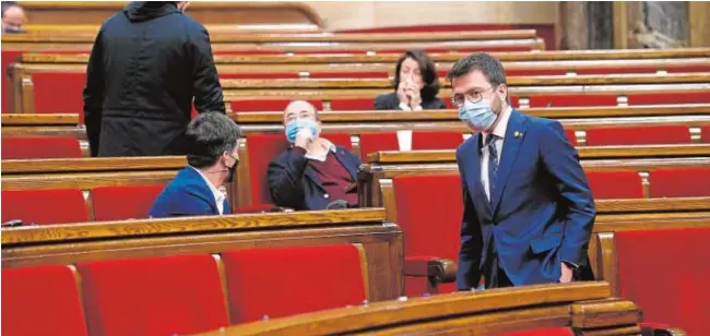  ?? INÉS BAUCELLS ?? Aragonès, con Iceta en segundo plano, ayer durante la sesión plenaria del Parlamento catalán