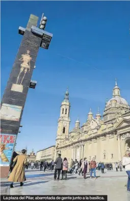  ??  ?? La plaza del Pilar, abarrotada de gente junto a la basílica.