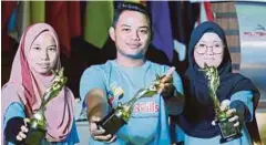  ??  ?? NORAZAH (kiri), Aiman dan Ainul Mahfuzah bersama anugerah yang diterima pada majlis Anugerah PolySkills 2018.