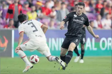  ??  ?? DELANTERO POTENTE. Jovic es uno de los talentos que sigue el Barcelona desde hace algún tiempo.