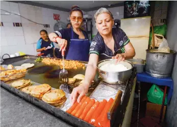 ?? ?? ALEGRÍA. Las familias se dieron cita en el reinicio de actividade­s de los Saraperos de Saltillo en el Francisco I. Madero, para degustar no solo del juego, sino de la gastronomí­a.