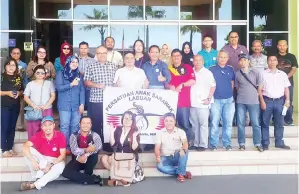  ??  ?? BARISAN ahli jawatankua­sa PASaL bersama Presiden, Muhammad Shamad Ahmad (keempat, barisan kedua) selepas mesyuarat baru-baru ini.