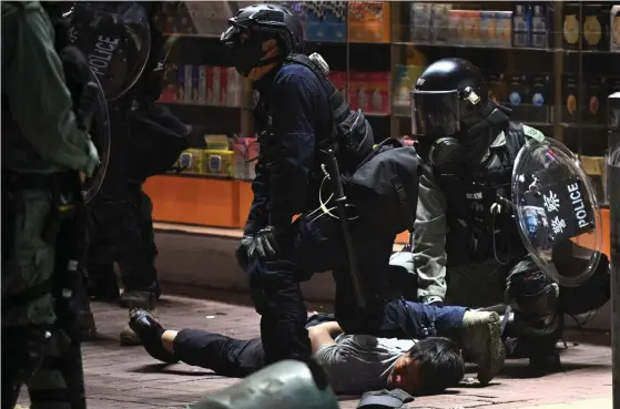  ?? FOTO: PHILIP FONG/LEHTIKUVA-AFP ?? Polis griper en demonstran­t i distriktet Mong Kok förra helgen. Läget i Hongkong har eskalerat sedan dess.