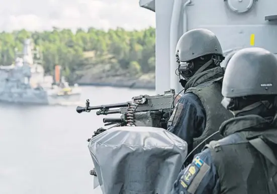  ?? JOHAN NILSSON / AFP ?? Mar Báttic
Soldados suecos en un buque observando un dragaminas en
Västervik, en la costa sudeste de Suecia, en el 2021 durante unas maniobras