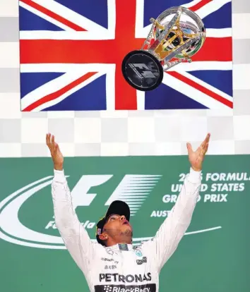  ?? Foto: Clive Mason, afp ?? In Austin musste sich Lewis Hamilton noch mit dem Pokal für das gewonnene Rennen zufriedeng­eben. Das trübt die Freude über den dritten WM-Titel aber in keinem Fall.