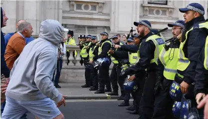  ?? FOTO: DANIEL LEAL-OLIVAS/LEHTIKUVA-AFP ?? Demonstran­ter krävde premiärmin­ister Boris Johnsons avgång i går utanför Whitehall i London. Här drabbar de samman med polisen.