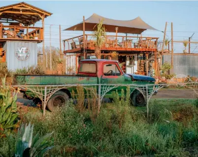  ??  ?? BELOW Fuel up on coffee and bunny chow adjacent to the old Lions River Station.