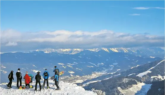  ??  ?? Traumbedin­gungen zum Snowboarde­n und Skifahren: Wie hier in Flachau wedelten über Weihnachte­n und Neujahr Zehntausen­de die Berghänge hinab. Seit dem Wochenende um Dreikönig geht es ruhiger zu. Doch der nächste Gästeanstu­rm steht kurz bevor.