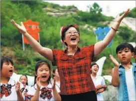  ?? ?? Deng and her young charges sing at the first Malan Children’s Music Festival in Fuping in 2013.