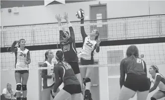  ?? STAFF PHOTO BY TIM BARBER ?? Ooltewah’s Sidney Killingswo­rth (22) puts the ball over the net as Cleveland’s Emma Flowers defends during their match earlier this month at Ooltewah.