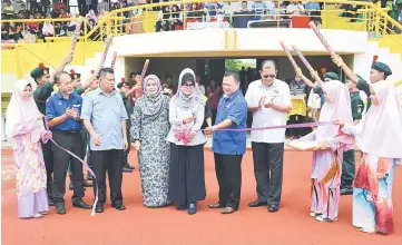  ??  ?? Fatimah (centre) cutting the ribbon to officiate at the opening of the new track.