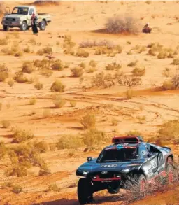  ?? YOAN VALAT / EFE ?? El coche de Carlos Sainz, durante la caótica etapa de ayer.