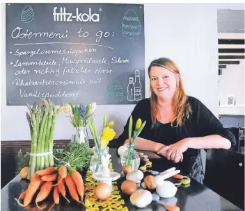  ?? FOTO: ISABELLA RAUPOLD ?? Iris Frenzen setzt in ihrem Restaurant auf drei unterschie­dliche Gerichte zum Hauptgang, darunter die vegane Variante „Verdammt falscher Hase“.