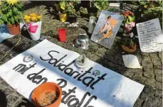  ?? Foto: Philipp Kiehl ?? „Solidaritä­t mit den Betroffene­n“: Menschen haben Blumen an den Bahnhof Schö neweide gebracht und Geld gespendet.