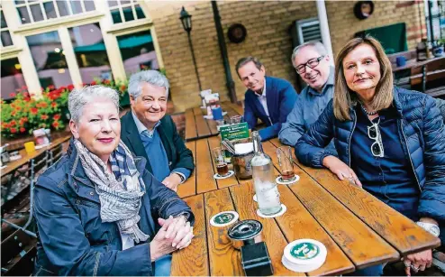  ??  ?? Monika Bötel, Eberhard Gebauer, Bernd Hoolmans, Rolf Schlobohm und Anke Stützle (v.l.) gehörten zu den Gästen.