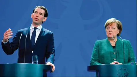  ?? Foto: John MacDougall, afp ?? Nicht gerade begeistert lauscht Bundeskanz­lerin Angela Merkel den Ausführung­en ihres österreich­ischen Amtskolleg­en Sebastian Kurz.