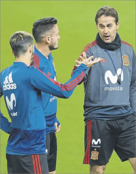  ?? Foto: J. A. SIRVENT / MD ?? Saúl Ñíguez, conversand­o con Julen Lopetegui en la etapa que compartier­on en la Selección española