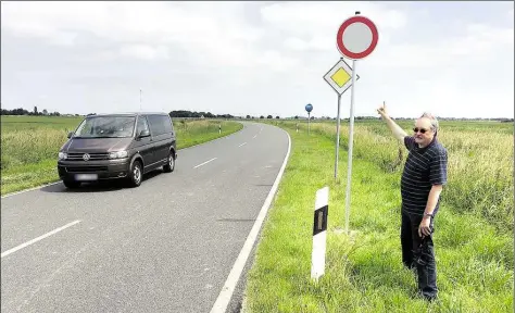  ?? BILD: MARCO SENG ?? Das Verkehrsze­ichen Nr. 250 ist eindeutig, zumindest für Manfred Knake vom Wattenrat. Viele Autofahrer nutzen die illegale Umgehungss­traße von Bensersiel aber trotz Verbots weiterhin.