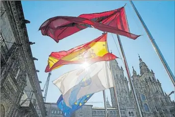  ?? FOTO: EFE ?? Banderas a media asta en la plaza del Obradoiro de Santiago de Compostela
El gasto de las pensiones cae por el coronaviru­s
La OMS paraliza los ensayos con hidroxiclo­roquina