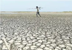  ?? FOTO: AFP ?? Die Landwirtsc­haft hat es schwer in der Region um Chennai. Die Dürre macht den Ackerbau vielfach unmöglich. Viele Bauern suchen Jobs in der Industrie.