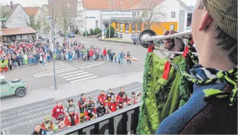  ?? FOTOS: VOLCKART ?? Die Neulermer Bevölkerun­g bejubelt die Guerillatr­uppen als Befreier.