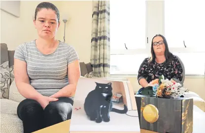  ?? Picture: Mhairi Edwards. ?? Lorna Ogilvie and Michelle Williamson with a picture of Sylvester and the ashes of Tigger.