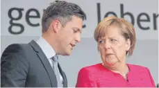  ?? SZ-ARCHIVFOTO: TOBIAS GÖTZ ?? Manuel Hagel und Kanzlerin Angela Merkel bei einem Treffen auf dem Ulmer Münsterpla­tz.