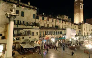  ??  ?? Violenza Piazza Erbe nel 2017 è diventata teatro di un agguato razzista