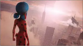  ??  ?? Marinette, alias la superhéroï­ne Ladybug, arrive à New York avec ses amis.