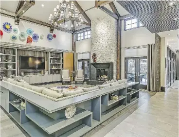  ?? PHOTOS: BRAD QUAN, Q STUDIOS ?? The great room features a dramatic two-storey vaulted ceiling with walnut beams. Below, walnut panels flank an upholstere­d headboard in the master bedroom.