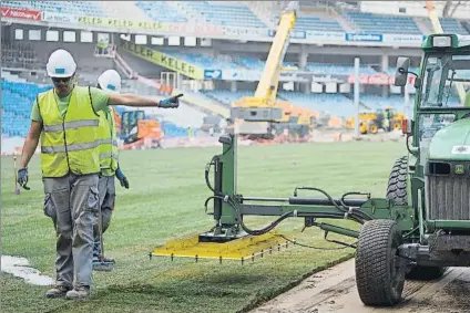  ?? FOTO: RS ?? Una máquina coloca el tepes en el Estadio de Anoeta
