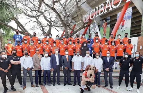  ?? FE ?? Jugadores, directivos del equipo y ejecutivos del Banreserva­s tras el acto de ayer en el Estadio de Cibao Fútbol Club en Santiago.