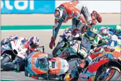  ??  ?? LANCE. Lorenzo se fue al suelo en la primera curva de Aragón.